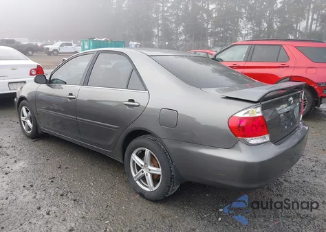 2005 Toyota Camry Le z USA, uszkodzony, nr VIN 4T1BE32K55U524413